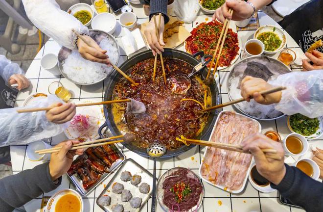 庆火锅“涮出”3千亿大市场PG麻将胡了2热辣滚烫！重(图1)