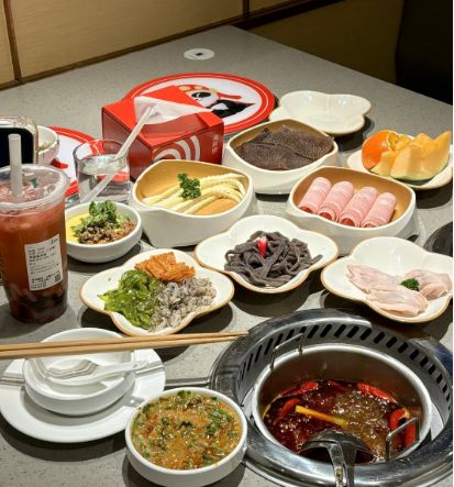 锅了！锅底16元、小份菜4 9元起……麻将胡了海底捞门店也上“一人食”小火(图4)