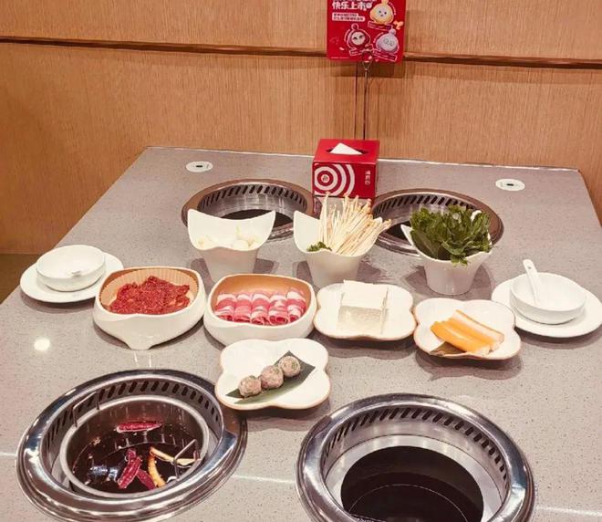锅了！锅底16元、小份菜4 9元起……麻将胡了海底捞门店也上“一人食”小火(图5)