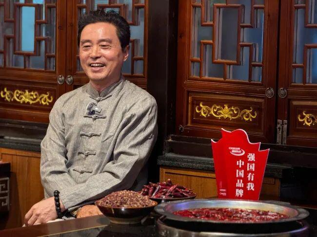 摇】王人庆：一锅热辣背后的传承麻将胡了试玩网站免费【品牌扶(图1)